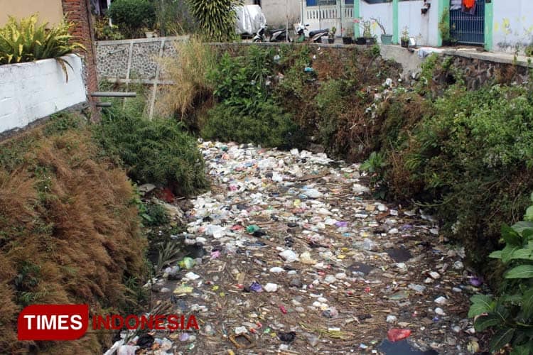 Viral Sungai di Kota Malang Penuh Sampah, Warga: Ikan Mati, Bau Menyengat
