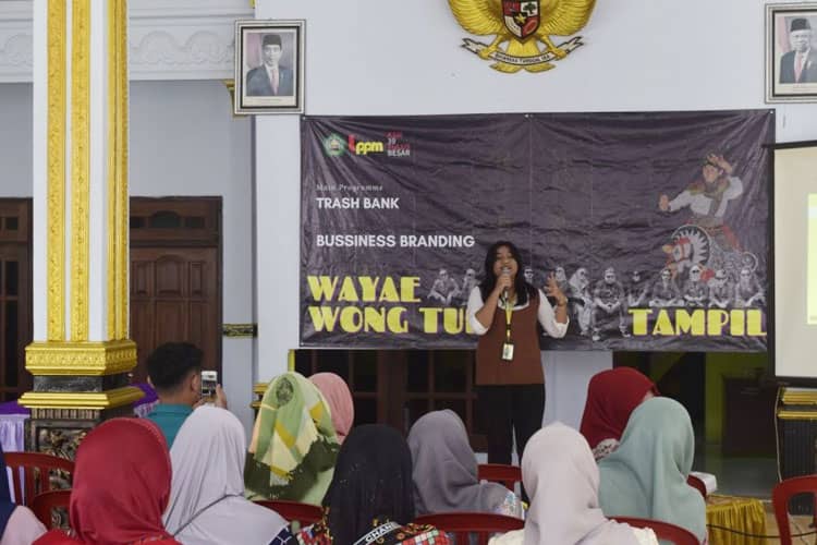 Peduli Lingkungan, KSM Tematik 39 Unisma Malang Gandeng Start Up Buangdisini