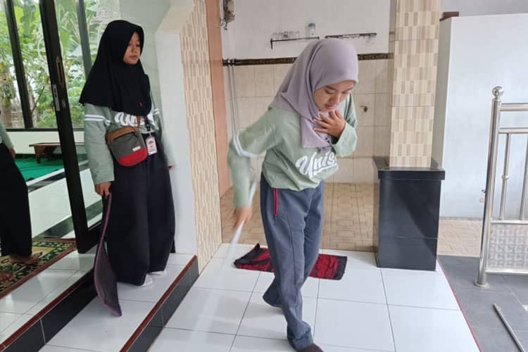 Mahasiswa KSM-T Unisma Malang Berikan Sentuhan Baru di Mushala Nurul Hidayah