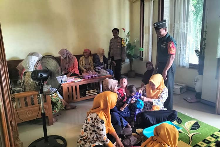 Tekan Stunting di Lamongan, Babinsa 0812/13 Sugio-Bhabinkamtibmas Kolaborasi di Posyandu
