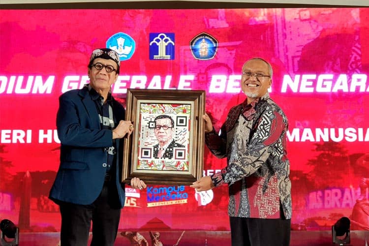 Menkumham Terima Cendera Mata QR Art Bergambar Wajahnya dari UB