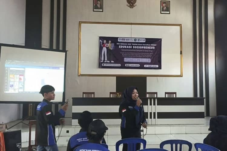 UKM Kopma IR Unisma Malang Sukses Menggelar Edukasi dan Pelatihan Sociopreneurship Kesenian Topeng Jabung