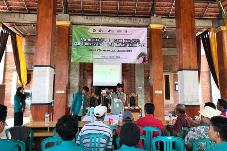 Manfaatkan Limbah Pertanian, KSM Unisma Malang Bikin POC di Desa Kemiri