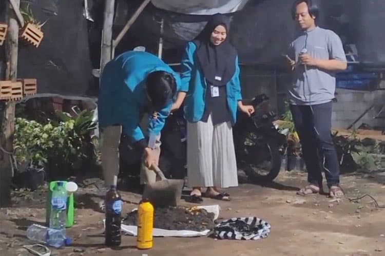 KSM-T Unisma Malang Melakukan Sosialisasi Pembuatan Pupuk Kompos dengan Ekstrak Buah Pepaya