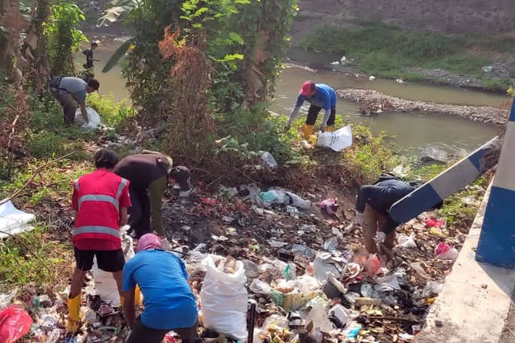 World CleanUp Day, CCEP Ajak Warga Desa Kepulungan Pasuruan Bersih-bersih Kali