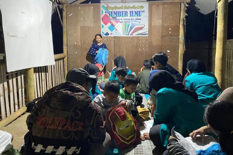 Mahasiswa KSM-T Unisma Malang Gelar Bimbel Gratis Secara Rutin di Gubug Baca Dusun Glongsor