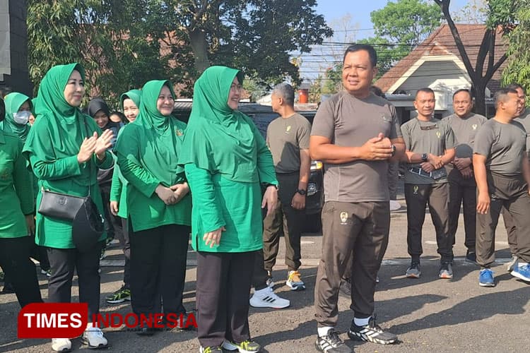 Pangdam V Brawijaya Mengikuti Olahraga Bersama di Lapangan Rampal
