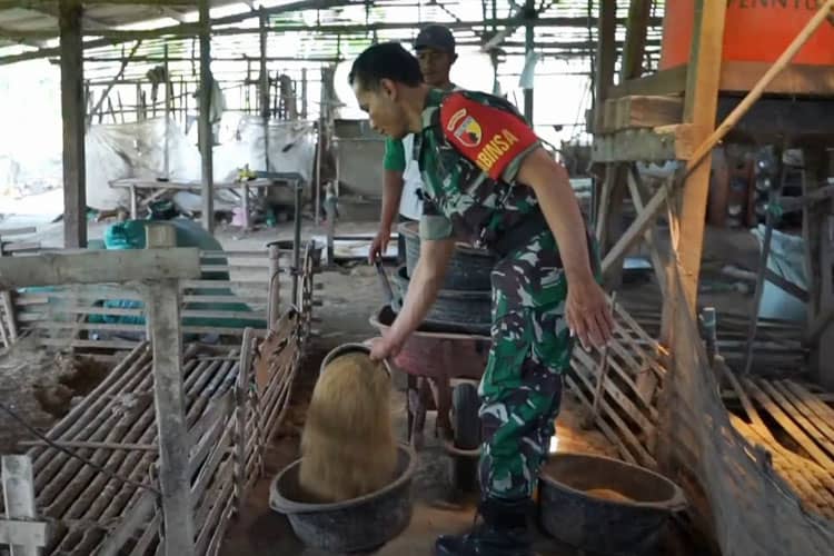 Serma Nurjain, Dari Babinsa Tempur Jadi Juragan Bebek Petelur