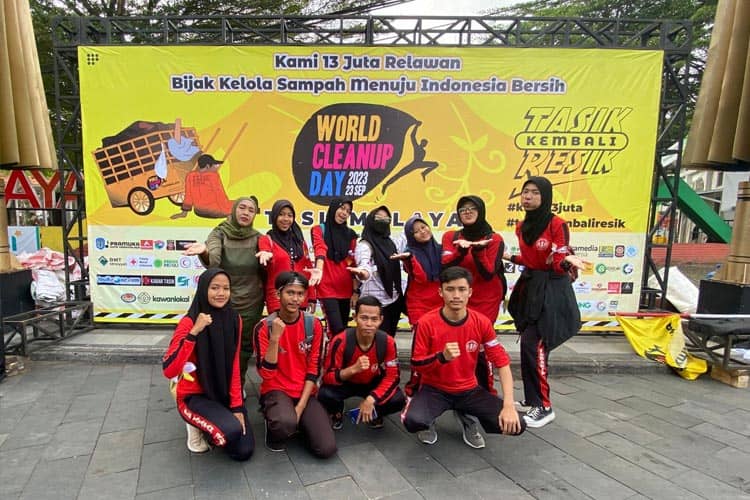 Belajar Peduli Lingkungan, Siswa SLB Yayasan Bahagia Kota Tasikmalaya Ikut Hari Bersih-bersih Sedunia