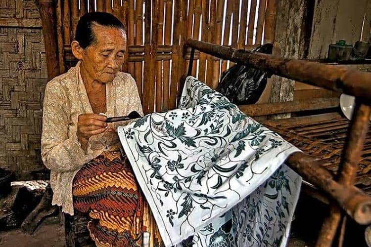 Mengenal Sejarah Batik dan Motif yang Populer di Indonesia