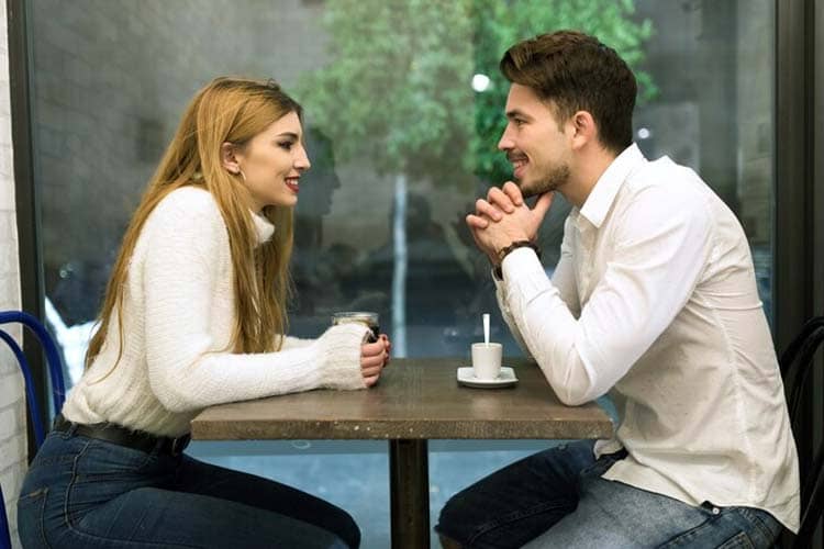 Mencari Jodoh: 9 Topik Obrolan Saat Kencan Pertama