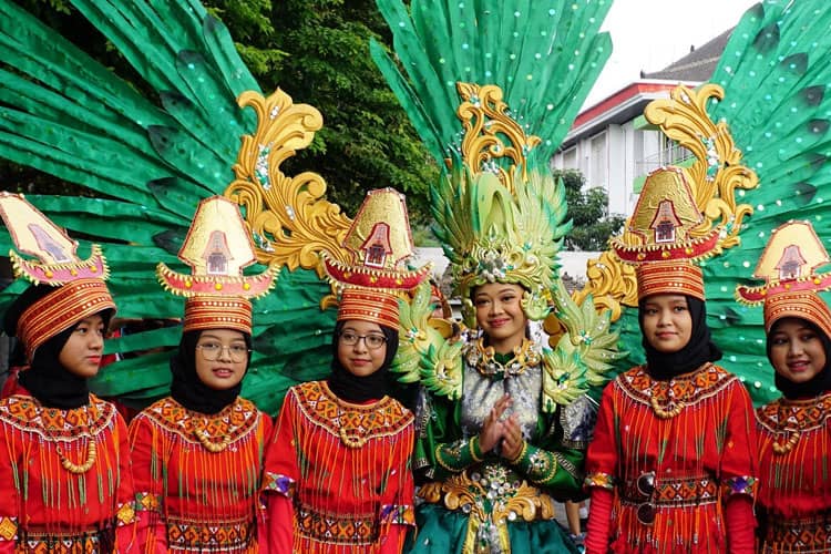 Karnaval Budaya, Pelajar dan Guru Kota Yogyakarta Kenakan Pakaian Adat dan Daur Ulang