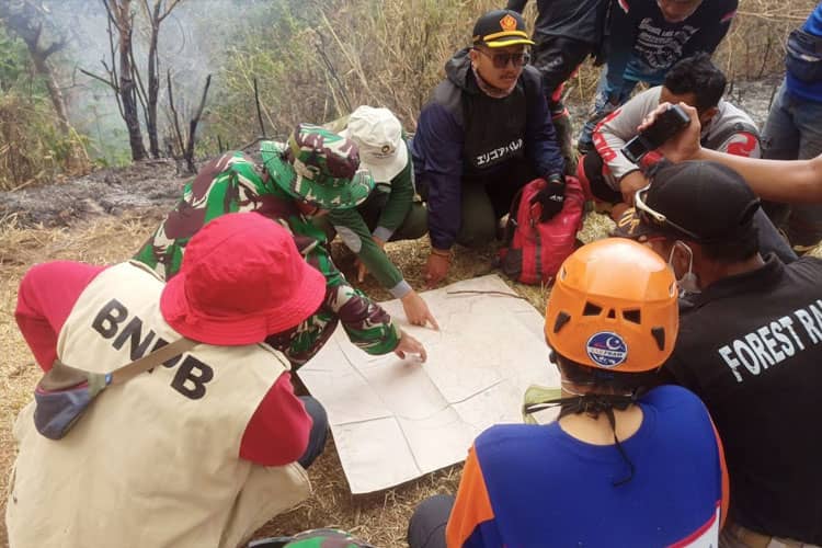 Danrem 081/DSJ Terjunkan Personelnya Atasi Kebakaran Lahan dan Hutan