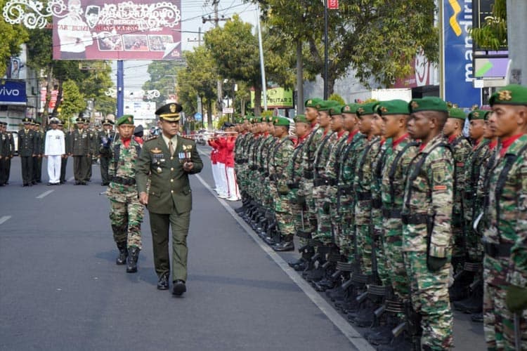 Peringatan HUT ke-78 TNI di Kodim 0808, Forkompinda Blitar Raya Kompak Ikuti Upacara