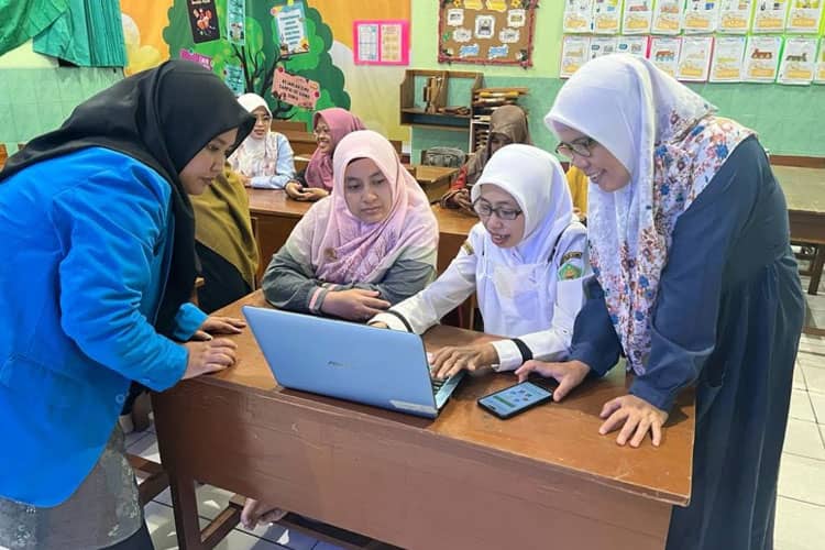 Dosen Pendidikan Bahasa Inggris UNIPMA Melatih Penyusunan E-Book di MIN 1 Kota Madiun