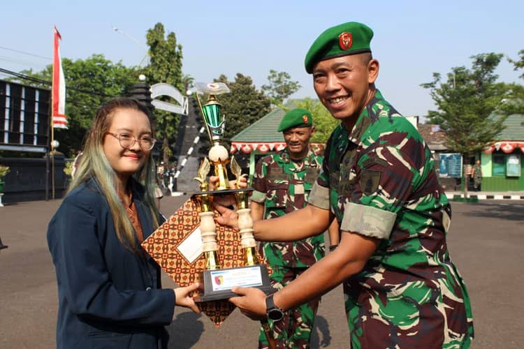 Dandim Surabaya Utara Serahkan Piala Karya Tulis Ilmiah Pelestarian Budaya Lokal