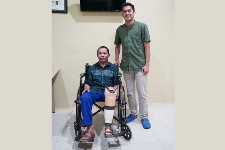 Dokter Orthopedi RSU Wajak Husada Malang Serahkan Kaki Palsu, Harapan Baru Pasien Prostetik