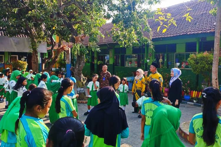Giatkan Pembiasaan Positif dan Literasi, Dosen UNIPMA Storytelling di SDN 03 Kanigoro Madiun