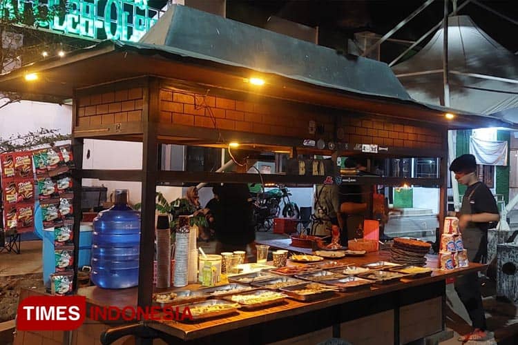 Setelah Relokasi, Omset Turun: Pedagang Angkringan Kota Probolinggo Tetap Optimis
