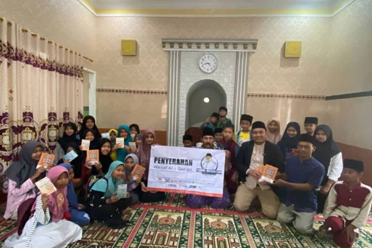 Dapat Wakaf Al Quran dari Founder RSU Wajak Husada, Santri TPQ Miftahul Jannah Siap Tingkatkan Hafalan
