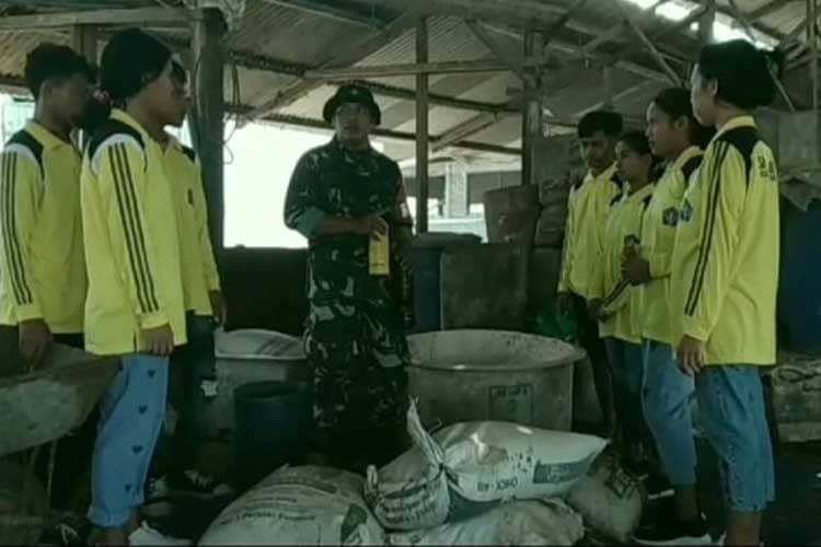 Dandim 0823/Situbondo Apresiasi Kegiatan Pembuatan Pakan Ternak Fermentasi Kepada Siswa SMK di NTT