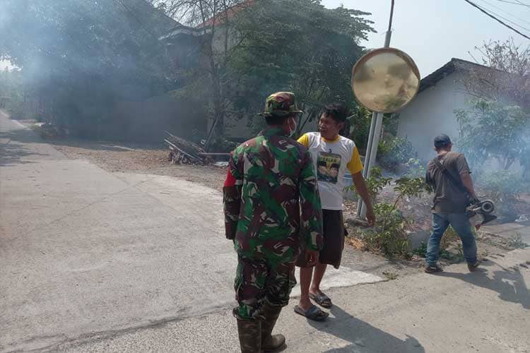 Cegah Penyebaran Demam Berdarah, Babinsa Carangrejo Kesamben Foging Lingkungan