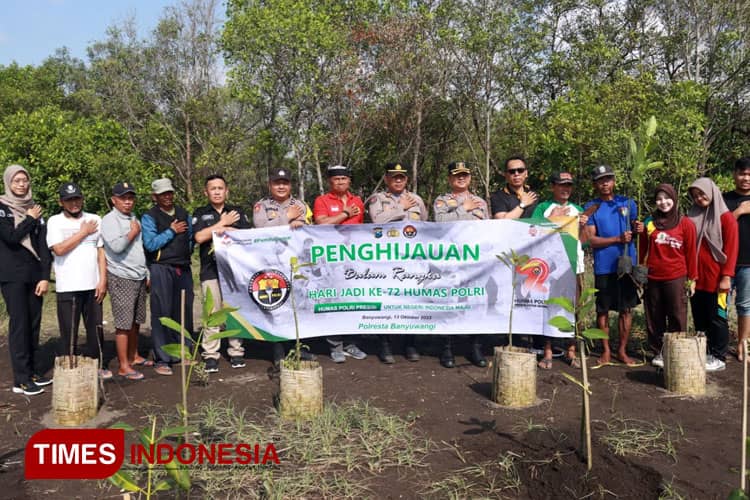 HUT ke-72 Humas Polri, Polresta Banyuwangi Tanam Mangrove di Pantai Cemara