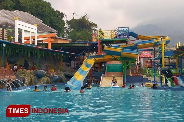 Eksotisnya Tiga Kolam Renang Suhu Berbeda di Rindu Alam Guci Tegal