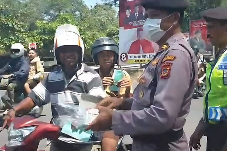 Polda Bali Imbau Bermasker di Kawasan Kebakaran TPA Sawung yang Terus Meluas