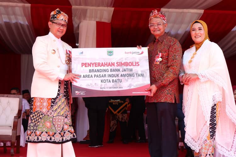 Hari Jadi Kota Batu ke-22, Bank Jatim Serahkan CSR dan Branding Pasar Induk Among Tani