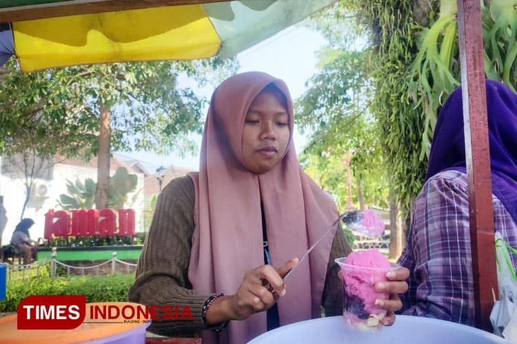 Cuaca Ekstrem, Penjual Es di Pacitan Raup Cuan Jutaan Rupiah