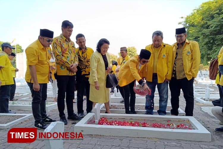 HUT ke-59, Pengurus Golkar Ziarah ke Makam Pahlawan dan Tokoh Golkar di Sidoarjo