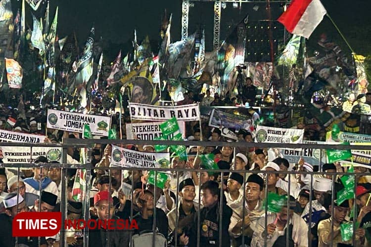 Parade Shalawat Hari Santri 2023, Lautan Manusia Penuhi Lapangan Kodam V Brawijaya