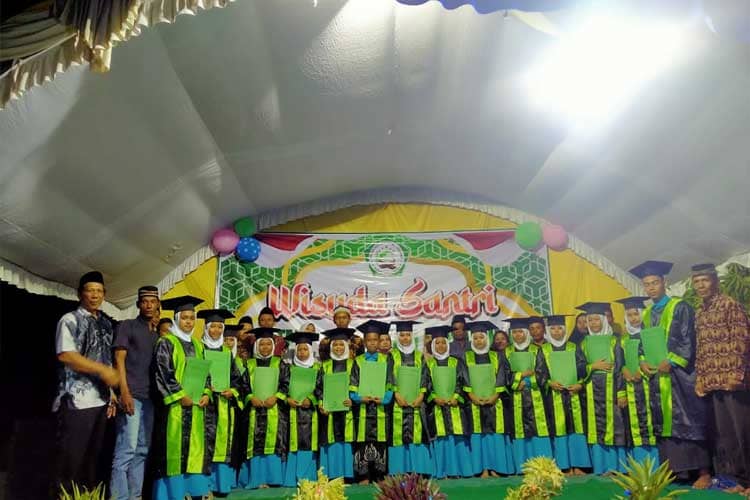 Senyum Haru Wisuda Santri Khotmil Al-Qur'an Bin Nandhor di Jombang