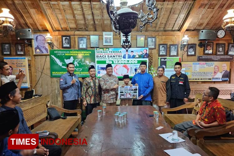 Respon Mahalnya Beras, Presiden NGG Serahkan Donasi Beras pada Ponpes Al Furqon Senilai Rp12 Juta