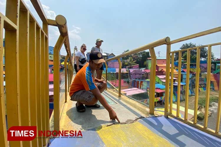 Waduh! Jembatan Kaca Kampung Warna Warni di Malang Retak