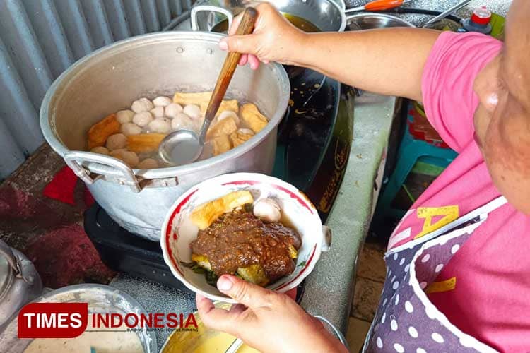 Unik! Ada Kuliner Rujak Bakso di Kota Malang