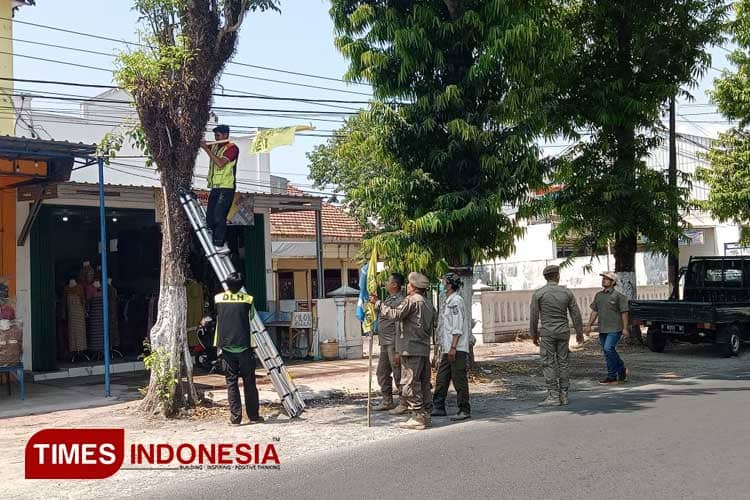 Satpol PP Copot Banner Capres dan Bendera Parpol Dipaku ke Pohon