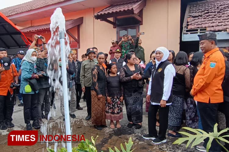 Khofifah Tinjau Perbaikan Pipa Pasca Kebakaran Savana Gunung Bromo