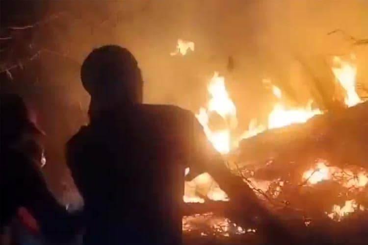 Petugas Gabungan dan Relawan Gerak Cepat Padamkan Api Gunung Penanggungan