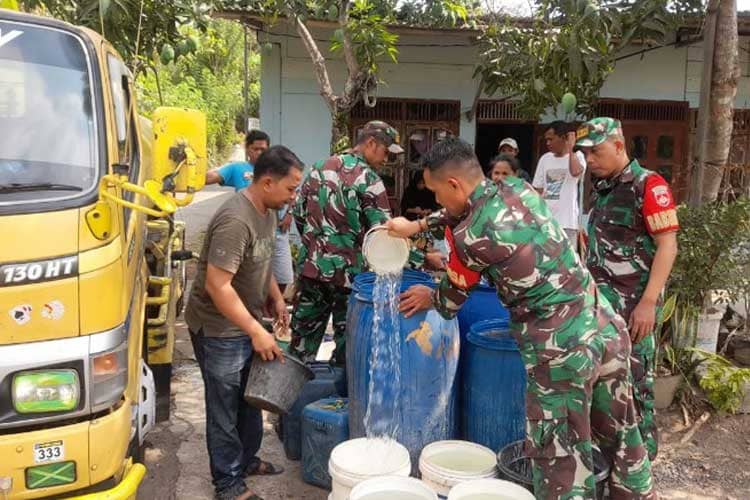 Babinsa Karangpucung Kawal Penyaluran Air Bersih ke Desa Terdampak Kemarau