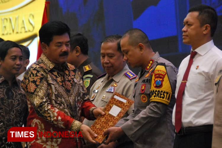 Sukses Berantas Mafia Tanah, Kapolresta dan Kasat Reskrim Banyuwangi Dapat Pin Emas dari Menteri ATR/ BPN