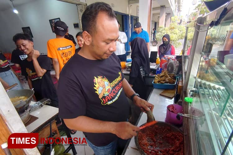 Penyetan Cakcuk Gresik Tawarkan 'Sambal Nyocot Kualat', Pecinta Pedas Wajib Coba