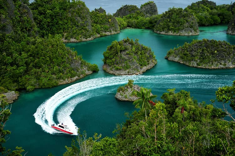Menjelajahi Kali Biru, Surga Tersembunyi di Raja Ampat