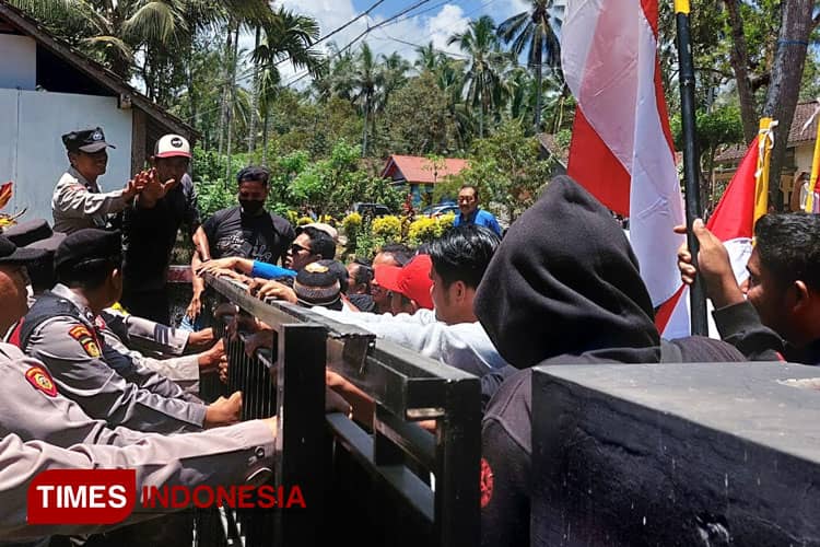 BUMDes Saingi UMKM Warga Telemung Banyuwangi Geruduk Kantor Desa