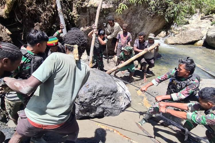 Satgas Yonif 443/JS Divif 3 Kostrad Buatkan Jembatan Penghubung Distrik Dal-Distrik Mbua Papua