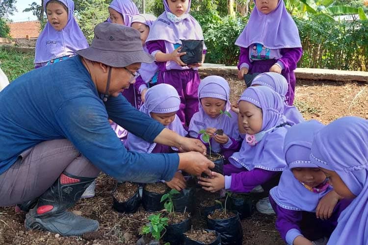 103 Siswa TK Belajar Mengenal Dunia Pertanian di BBPP Ketindan