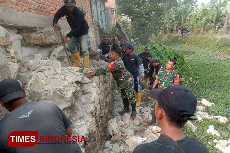 Nyawiji Bareng Warga dan TNI-Polri, Cara PUPR Pacitan Gotong Royong Atasi Talud yang Terancam Roboh