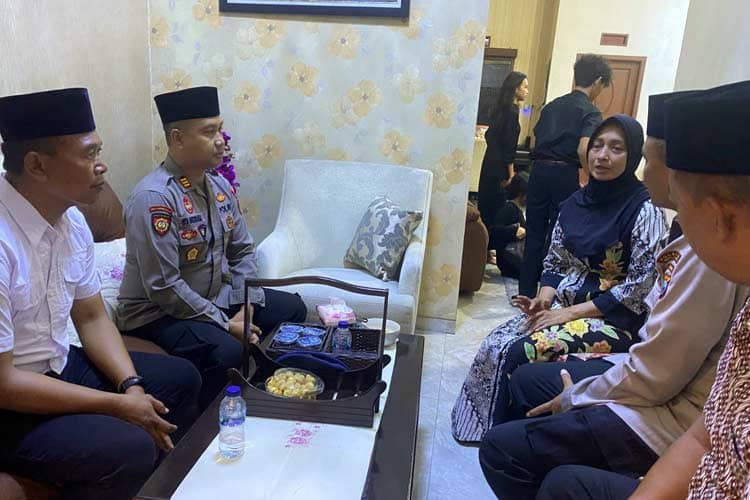 Ucapkan Belasungkawa, Polres Malang Berkunjung ke Rumah Duka Pilot Pesawat Super Tucano