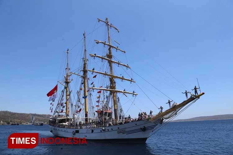 Meriahnya Sambutan Warga Banyuwangi Saat Kedatangan KRI Dewaruci di Pelabuhan Tanjung Wangi
